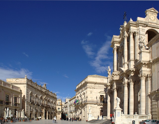 Piazza del Duomo je hlavním centerm Milána.
