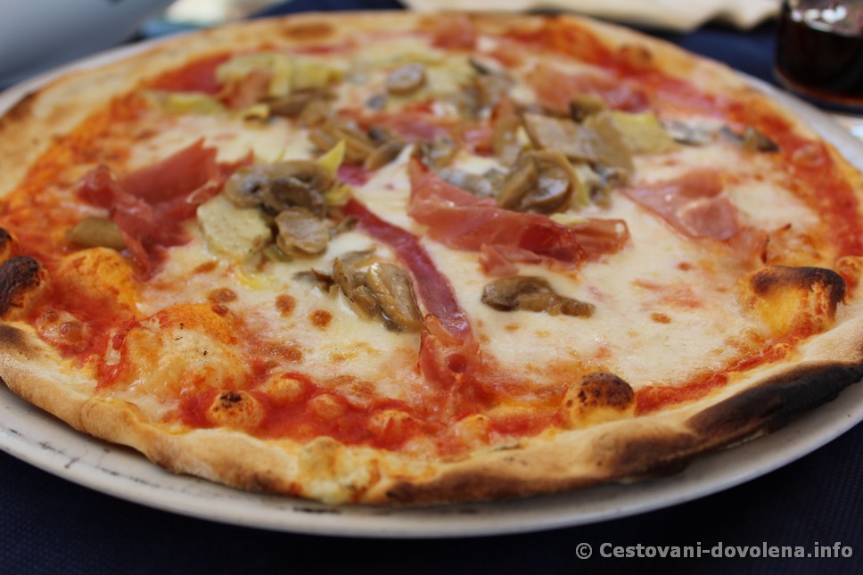 Pizza v pizzerii u jezera Lago di Garda